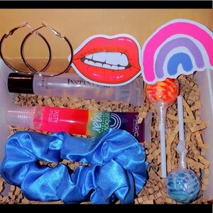 Lipgloss and Accessories 💋